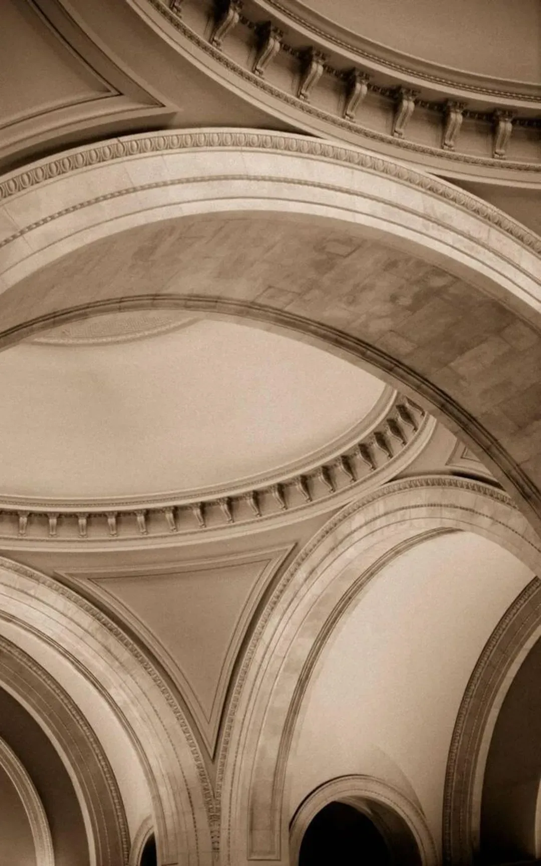 Voûtes et arcades en pierre d'un édifice ancien