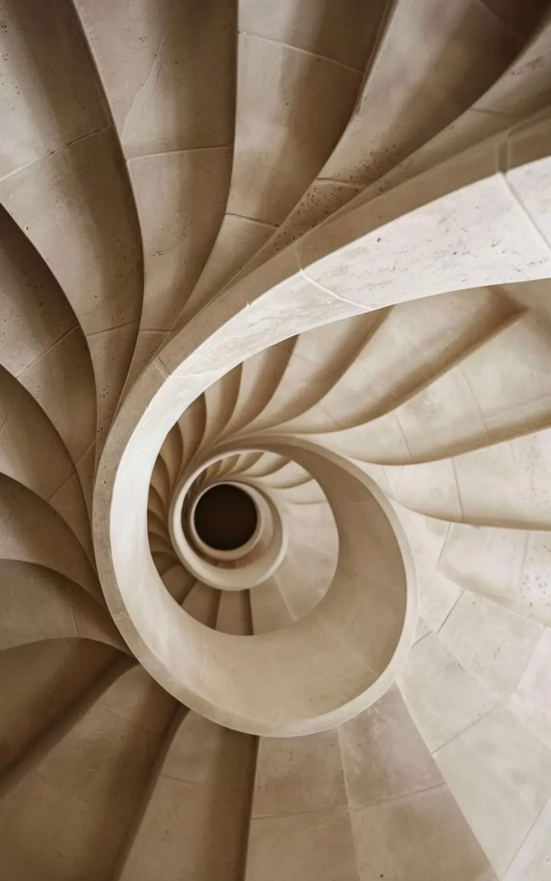 Escalier en pierre à vis d'un immeuble ancien, vu en plongée